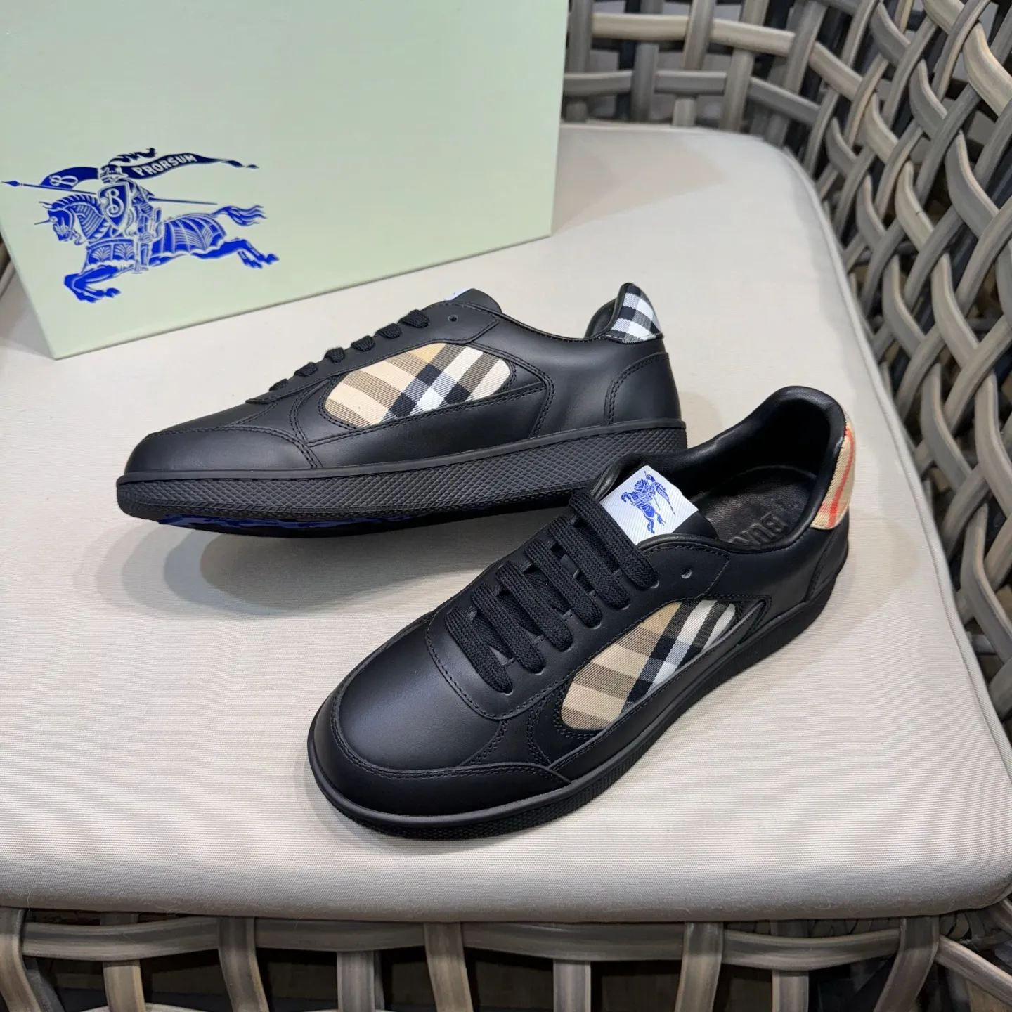 [Burberry] Top P: 680💰Size: 38-44 (45.46 custom-made) Burberry official website synchronized men's classic low-top sneakers | Made of original first-layer cowhide | Decorated with renewed brand logo | First-layer cowhide lining | Heel decorated with Burberry letter embossed logo | Original TPU outsole.